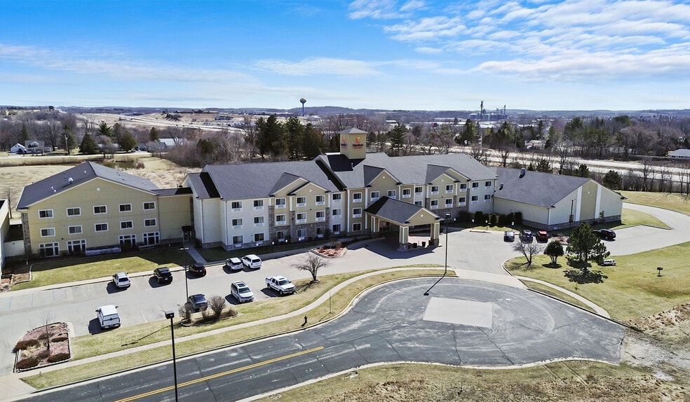 725 Paradise Ln, Johnson Creek, WI for sale - Building Photo - Image 3 of 48