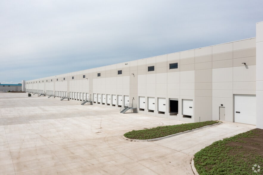 12345 38th St, Kenosha, WI for lease - Building Photo - Image 2 of 5