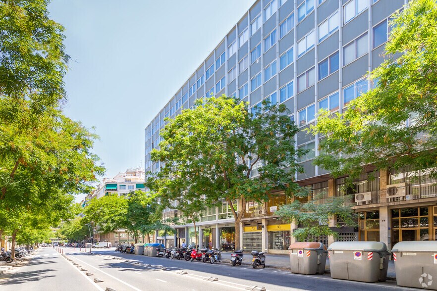 Office in Barcelona, Barcelona for lease - Building Photo - Image 2 of 3