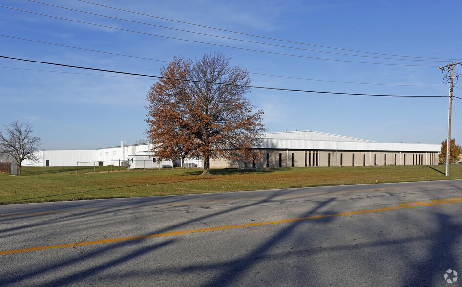 8222 Bluffton Rd, Fort Wayne, IN for sale - Primary Photo - Image 1 of 1