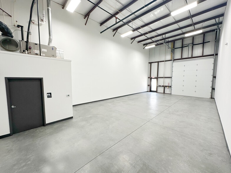 5720-5724 N Commerce Ct, Alpharetta, GA for lease - Interior Photo - Image 3 of 7