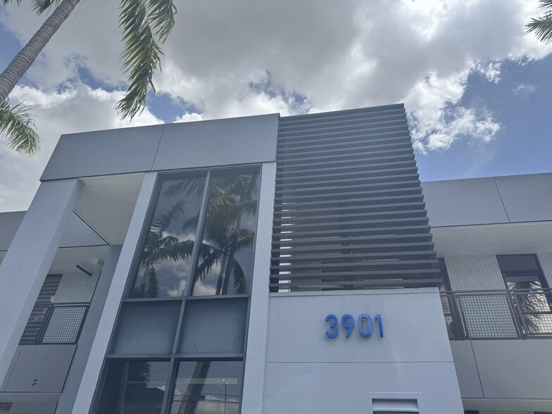 3901 NW 79th Ave, Doral, FL for lease - Building Photo - Image 3 of 9