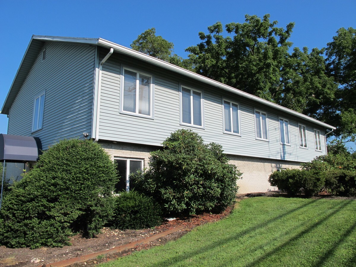 820 Rohrerstown Rd, Lancaster, PA 17601