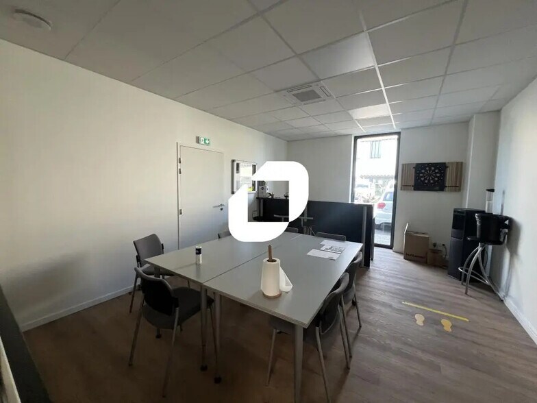 Retail in Hallennes-lez-Haubourdin for lease - Interior Photo - Image 2 of 9