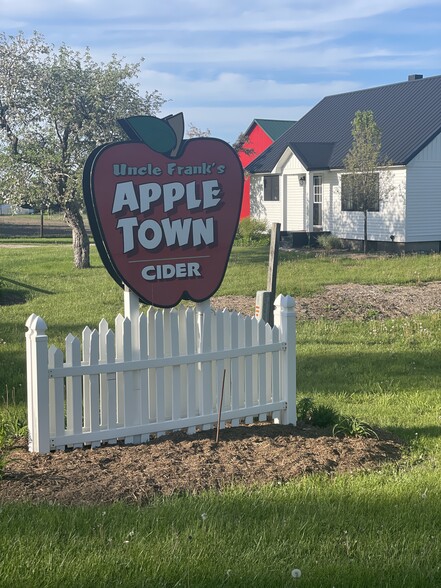 4391 S US 31 Hwy, Alanson, MI for sale - Primary Photo - Image 1 of 32