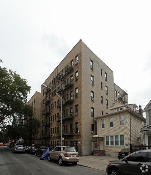 40-15 81st St, Jackson Heights, NY for sale - Primary Photo - Image 1 of 4