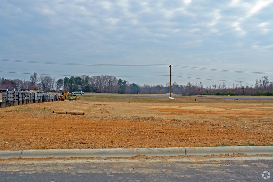 Walkertown Commons Cir, Walkertown, NC 27051