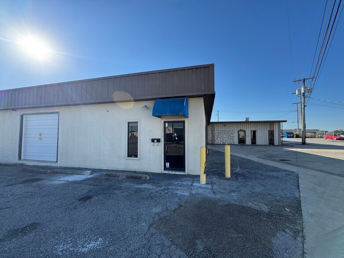 10828 E Newton St, Tulsa, OK for lease Building Photo- Image 1 of 9
