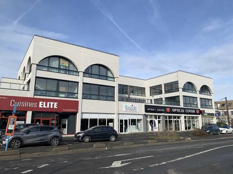 Office in Pontault-Combault for lease - Building Photo - Image 1 of 7