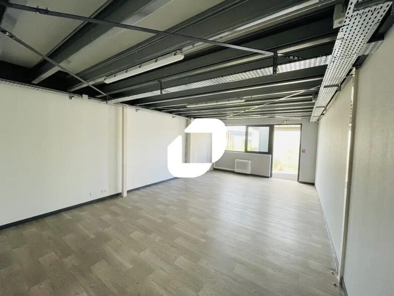 Flex in Brie-Comte-Robert for lease - Interior Photo - Image 2 of 13