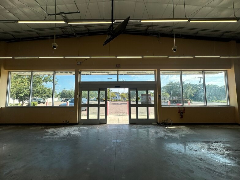 1200 N Myrtle Ave, Clearwater, FL for sale - Interior Photo - Image 2 of 3