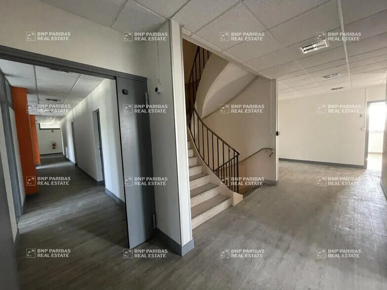 Office in La Ville-aux-Dames for lease - Building Photo - Image 1 of 15
