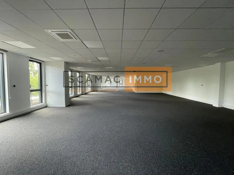 Office in La Courneuve for lease - Interior Photo - Image 3 of 5