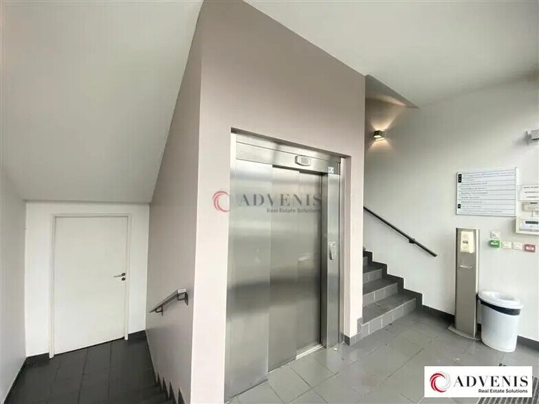 Office in Mérignac for lease - Lobby - Image 2 of 10