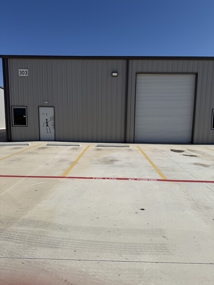 299 Navarro Dr, Seguin, TX for lease - Building Photo - Image 2 of 38