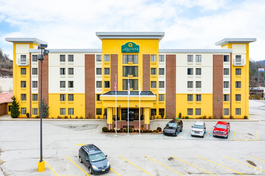 101 Crossings Mall Rd, Elkview, WV 25071