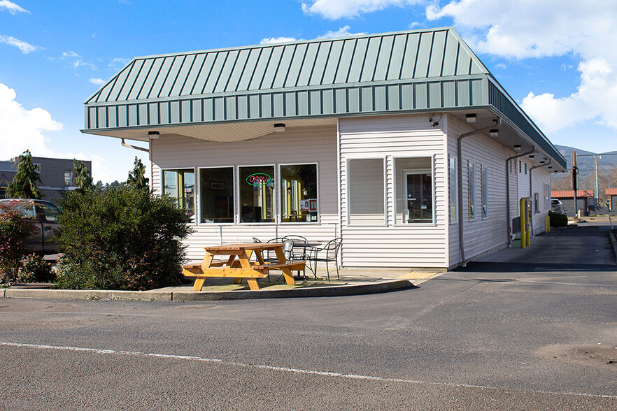 1863 Main Ave N, Tillamook, OR for sale - Primary Photo - Image 1 of 1