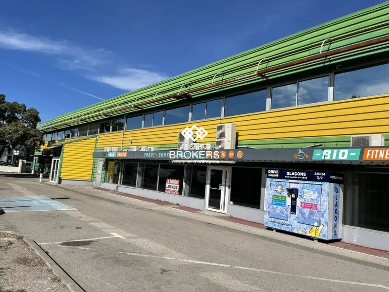 Retail in Marignane for sale Primary Photo- Image 1 of 6
