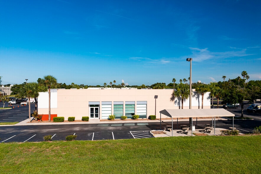 3011 University Center Dr, Tampa, FL for lease - Building Photo - Image 3 of 6