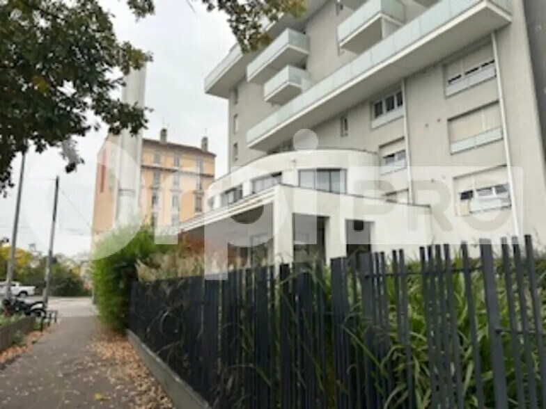 Office in Lyon for lease - Building Photo - Image 1 of 5