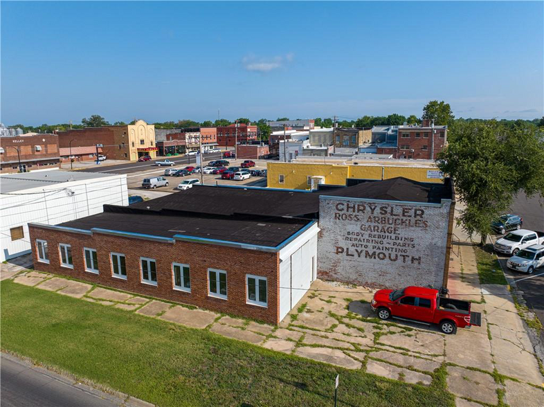 220 South St, Iola, KS for sale - Building Photo - Image 1 of 44