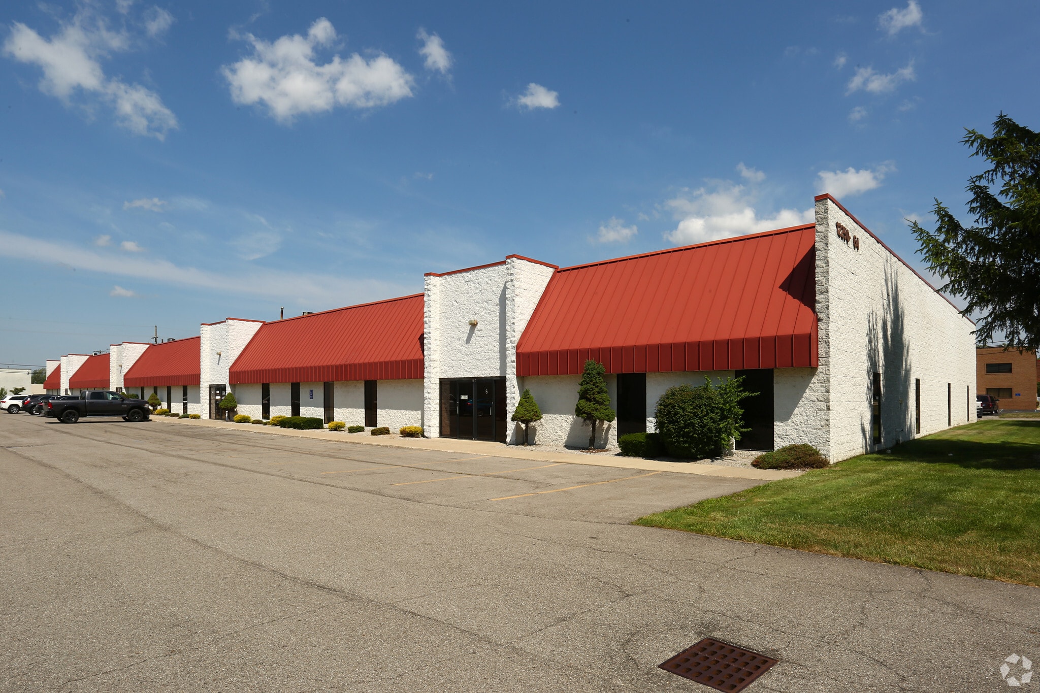 12250-12264 Universal Dr, Taylor, MI for lease Primary Photo- Image 1 of 28