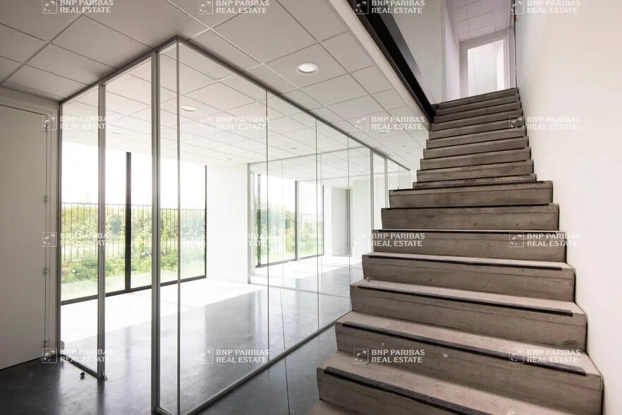 Flex in Marquette-lez-Lille for lease - Interior Photo - Image 3 of 15