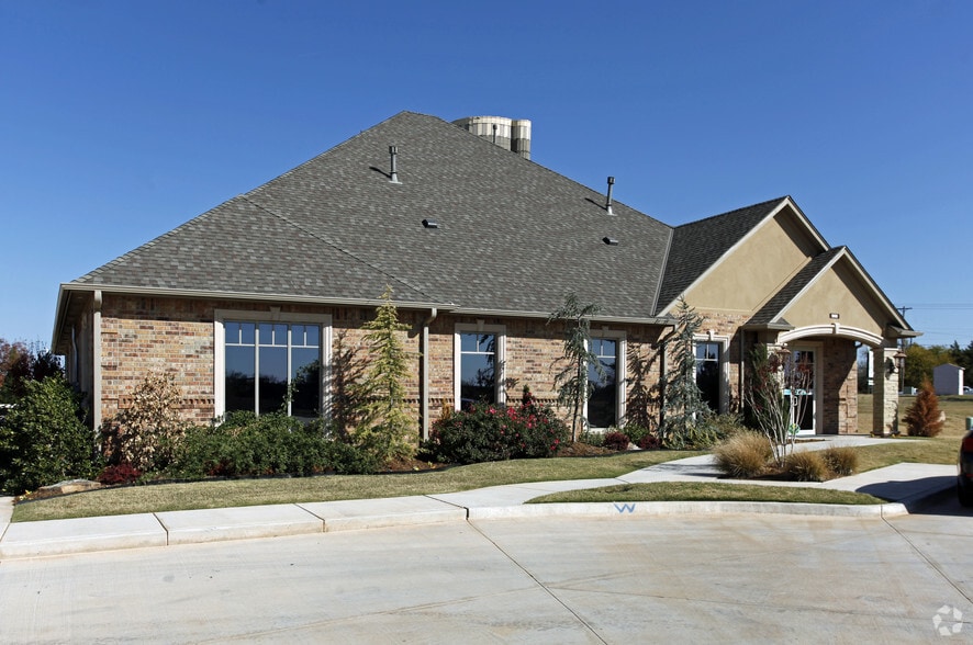 908 SW 107th St, Oklahoma City, OK for lease - Primary Photo - Image 2 of 5