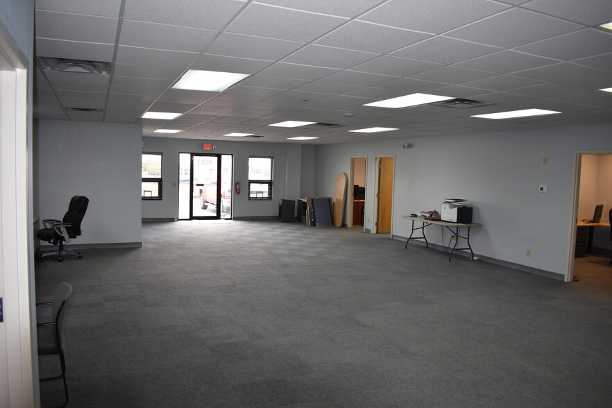 4579-4581 Poth Rd, Whitehall, OH for lease - Interior Photo - Image 3 of 12