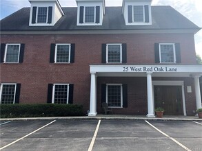 25 W Red Oak Ln, White Plains, NY for lease Building Photo- Image 1 of 2