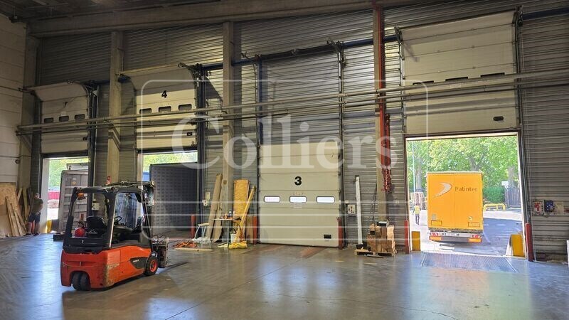 Industrial in Vitrolles for lease - Building Photo - Image 3 of 10