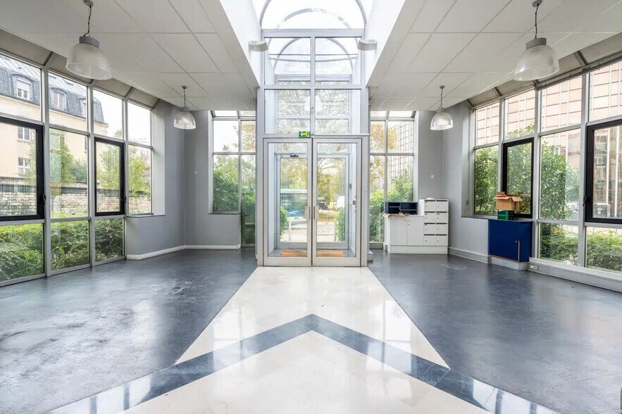 Office in Gentilly for sale - Lobby - Image 2 of 10