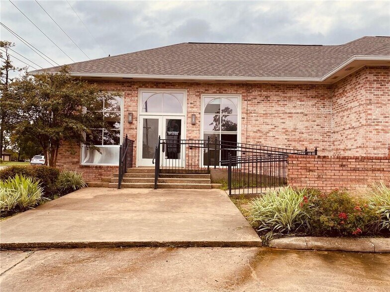 765 Bayou Pines East Dr, Lake Charles, LA 70601