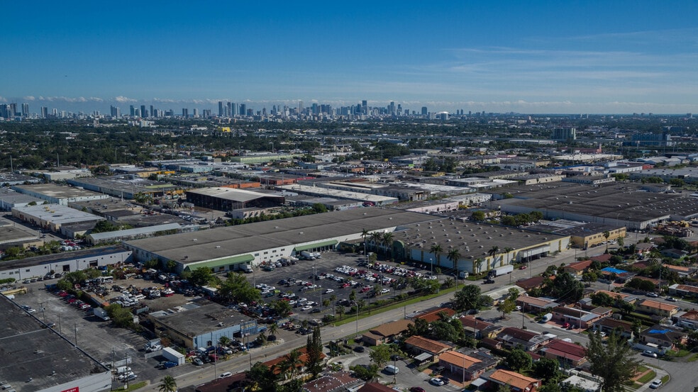 213-215 SE 10th Ave, Hialeah, FL for lease - Building Photo - Image 2 of 4