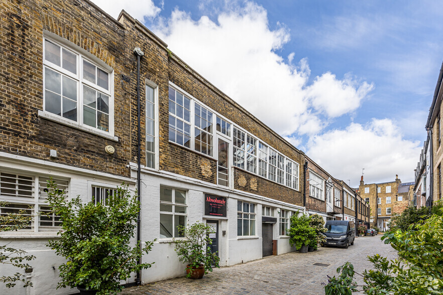 22-23 Brownlow Mews, London for lease - Primary Photo - Image 3 of 5