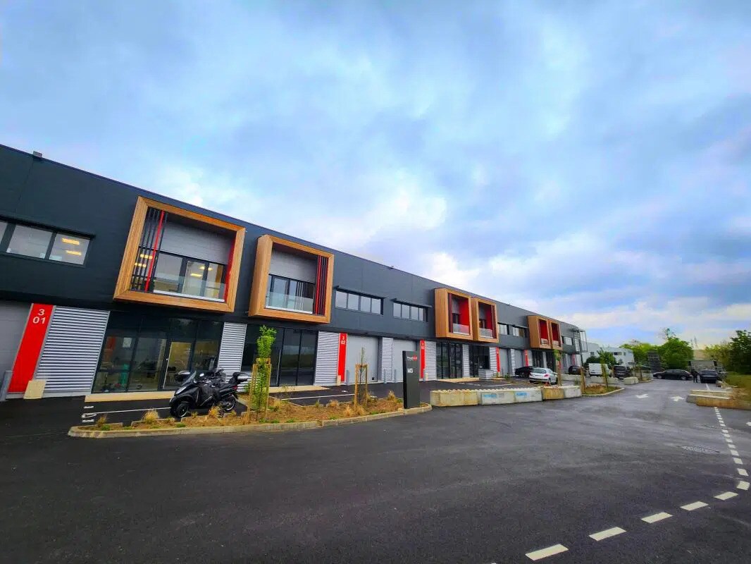 Flex in Éragny for lease Building Photo- Image 1 of 11