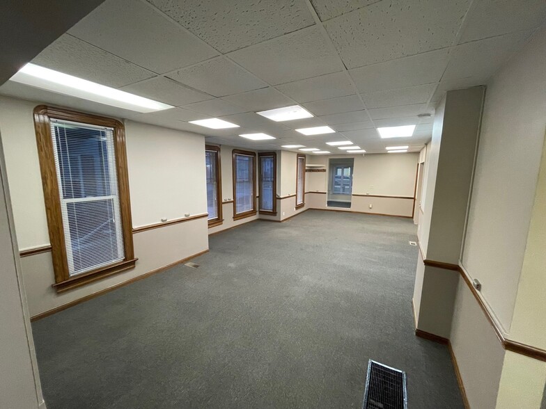 325 E Wooster St, Bowling Green, OH for lease - Interior Photo - Image 2 of 9