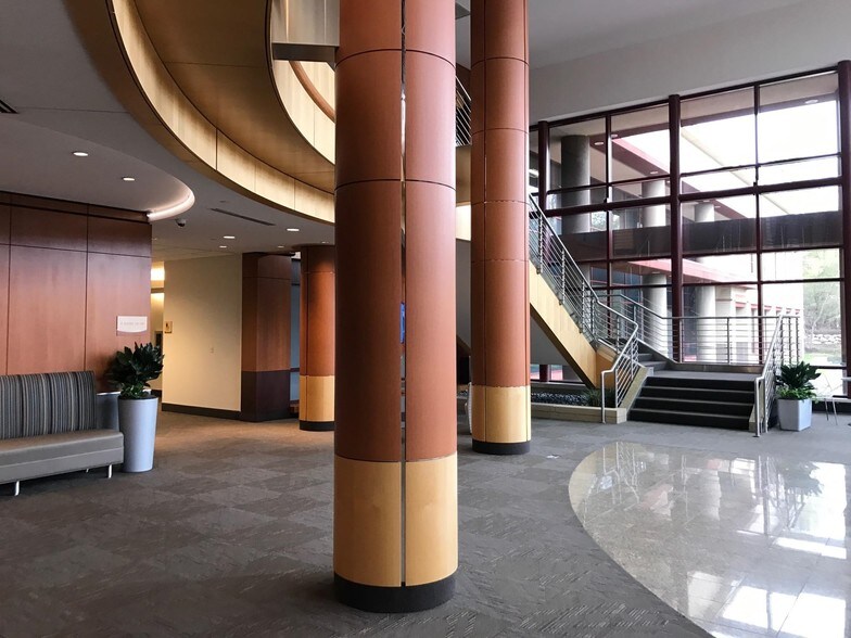 130 N Cheshire Ln, Minnetonka, MN for lease - Interior Photo - Image 3 of 9