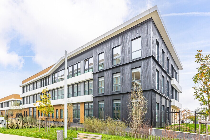 Flex in Nanterre for lease - Building Photo - Image 2 of 3