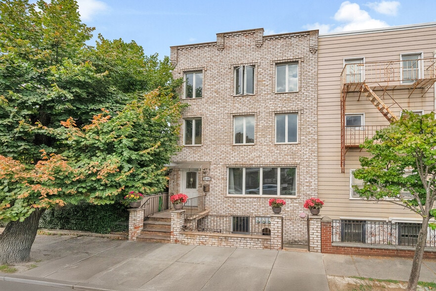 2105 33rd Ave, Astoria, NY for sale - Building Photo - Image 2 of 22