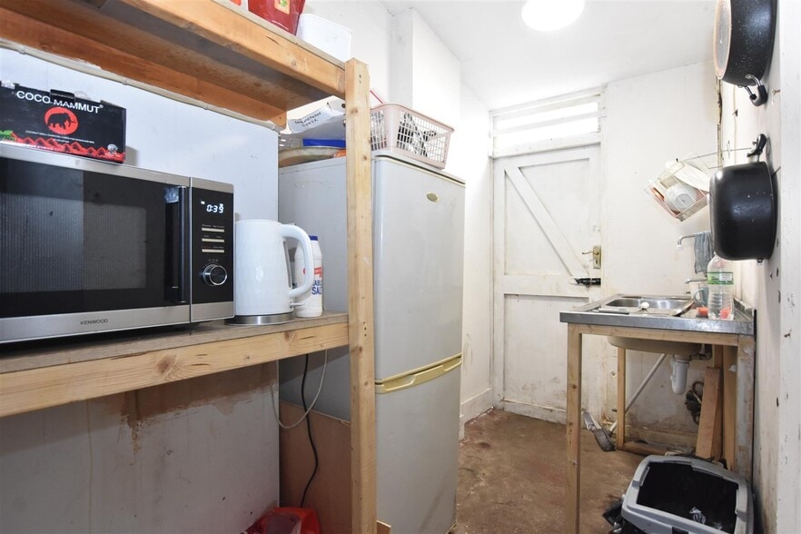 194 Dalton Rd, Barrow In Furness for sale - Interior Photo - Image 3 of 5