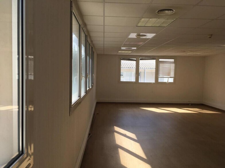 Office in Mougins for lease - Interior Photo - Image 3 of 5
