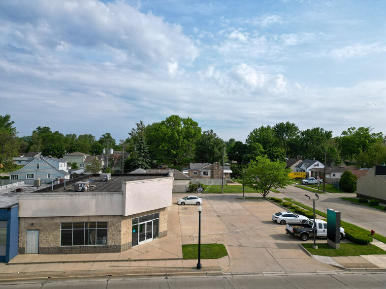 1055-1059 E 9 Mile Rd, Hazel Park, MI for lease - Building Photo - Image 3 of 8