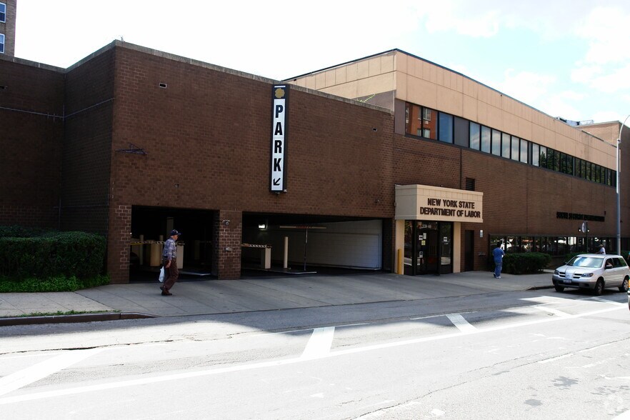 4161 Kissena Blvd, Flushing, NY 11355 Flushing Plaza