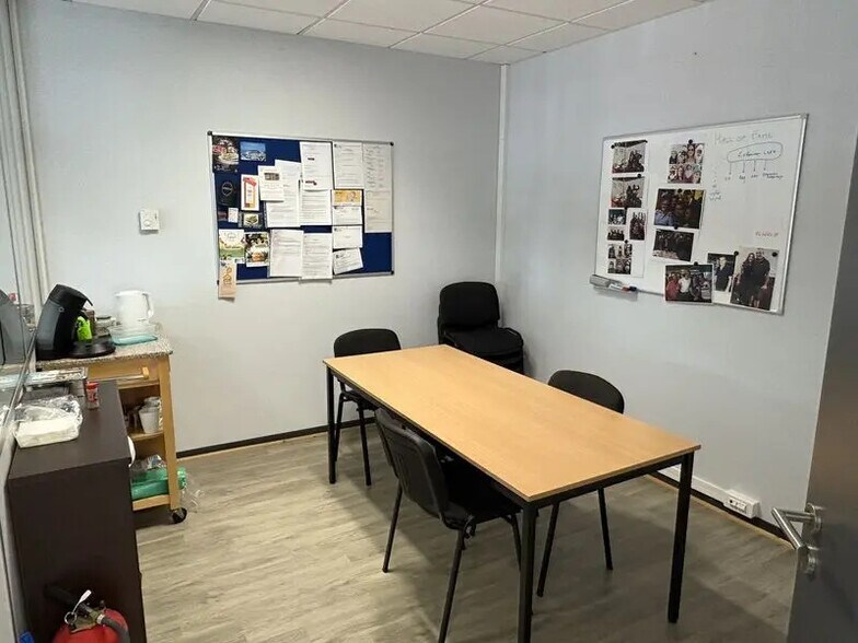 Office in Neyron for lease - Interior Photo - Image 3 of 9