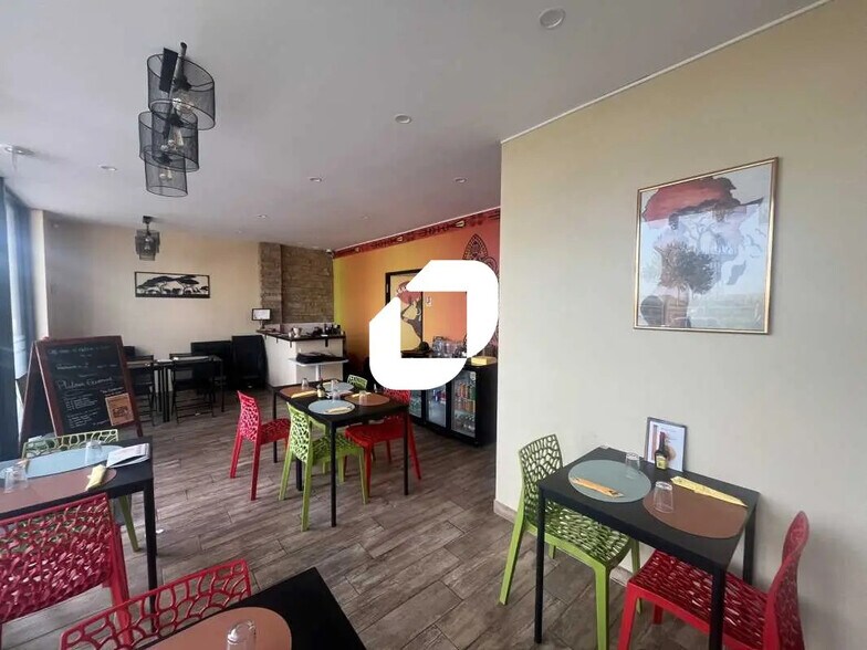 Retail in Fontenay-le-Vicomte for lease - Interior Photo - Image 3 of 11