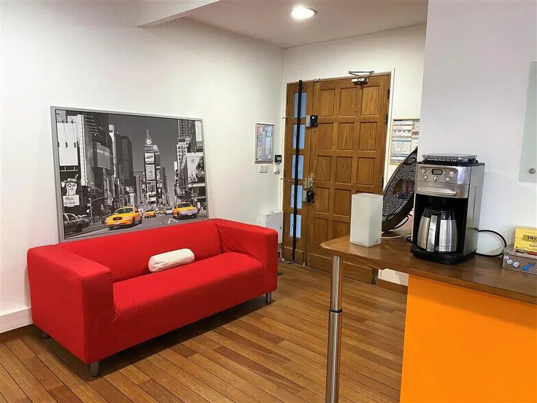 Office in Puteaux for lease - Building Photo - Image 2 of 8