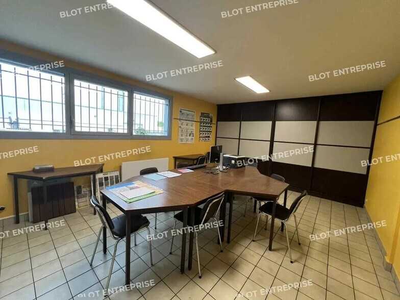Flex in Cesson-Sévigné for lease - Interior Photo - Image 3 of 8