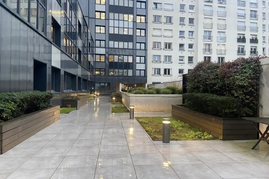 Office in Boulogne-Billancourt for lease - Building Photo - Image 1 of 6