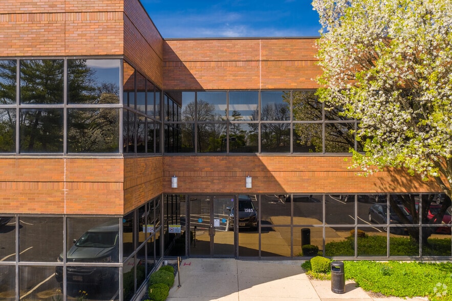 1585 Woodlake Dr, Town And Country, MO for lease - Building Photo - Image 3 of 6